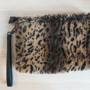 Chelsea28 bag clutch w/wrist strap, furry leopard print
